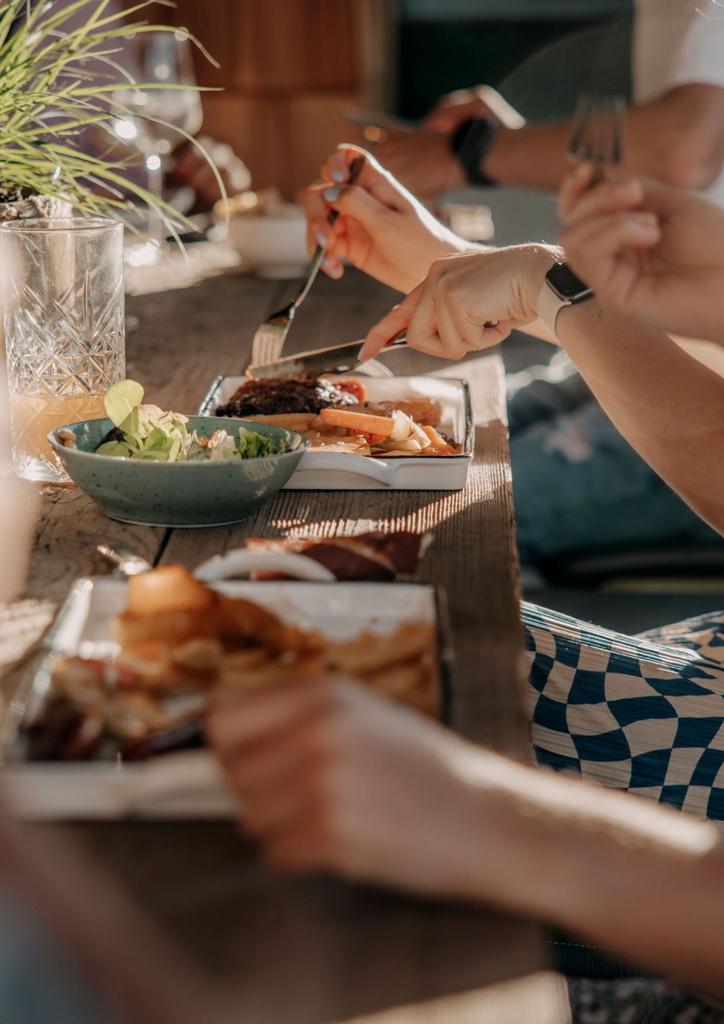 Freunde beim BBQ im Uncle Jack's