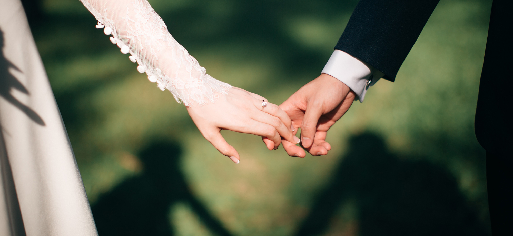 Brautpaar hält romantisch Hände