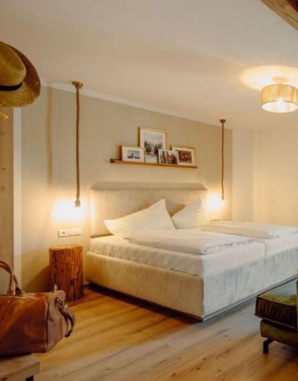 Schlafzimmer mit Doppelbett