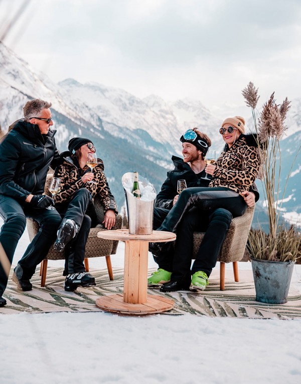 Spaß bei Drinks und Bergblick © Matthias Warter